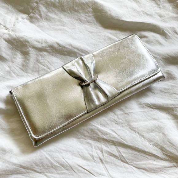 Silver Clutch - Picture 5 of 12